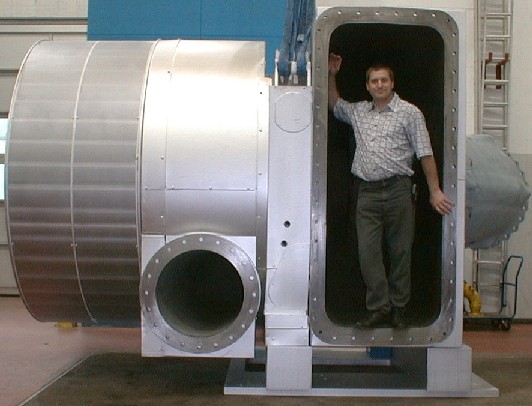 Harald Schweiger im Abgaskanal des weltgr&ouml;&szlig;ten Turboladers